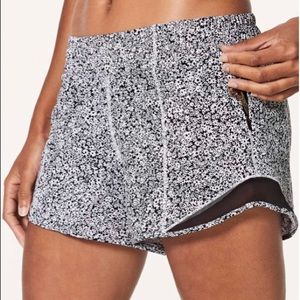 Lululemon Rare 4 Daisy Hotty Hot Shorts 4”